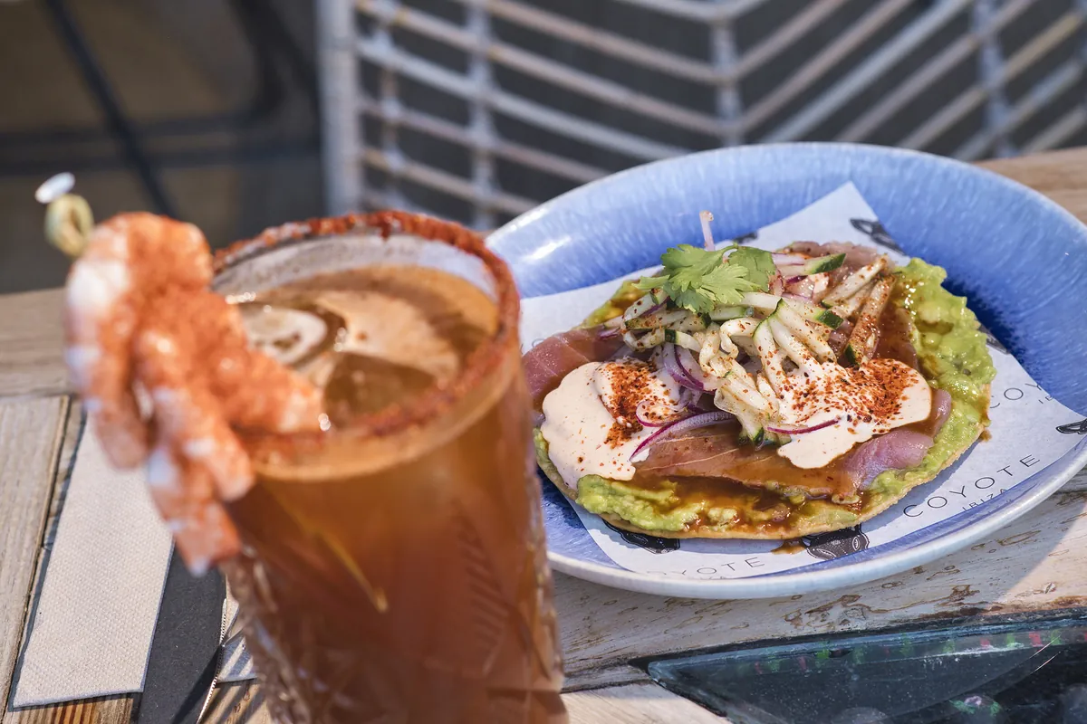 Michelada con gambero accanto a una tostada